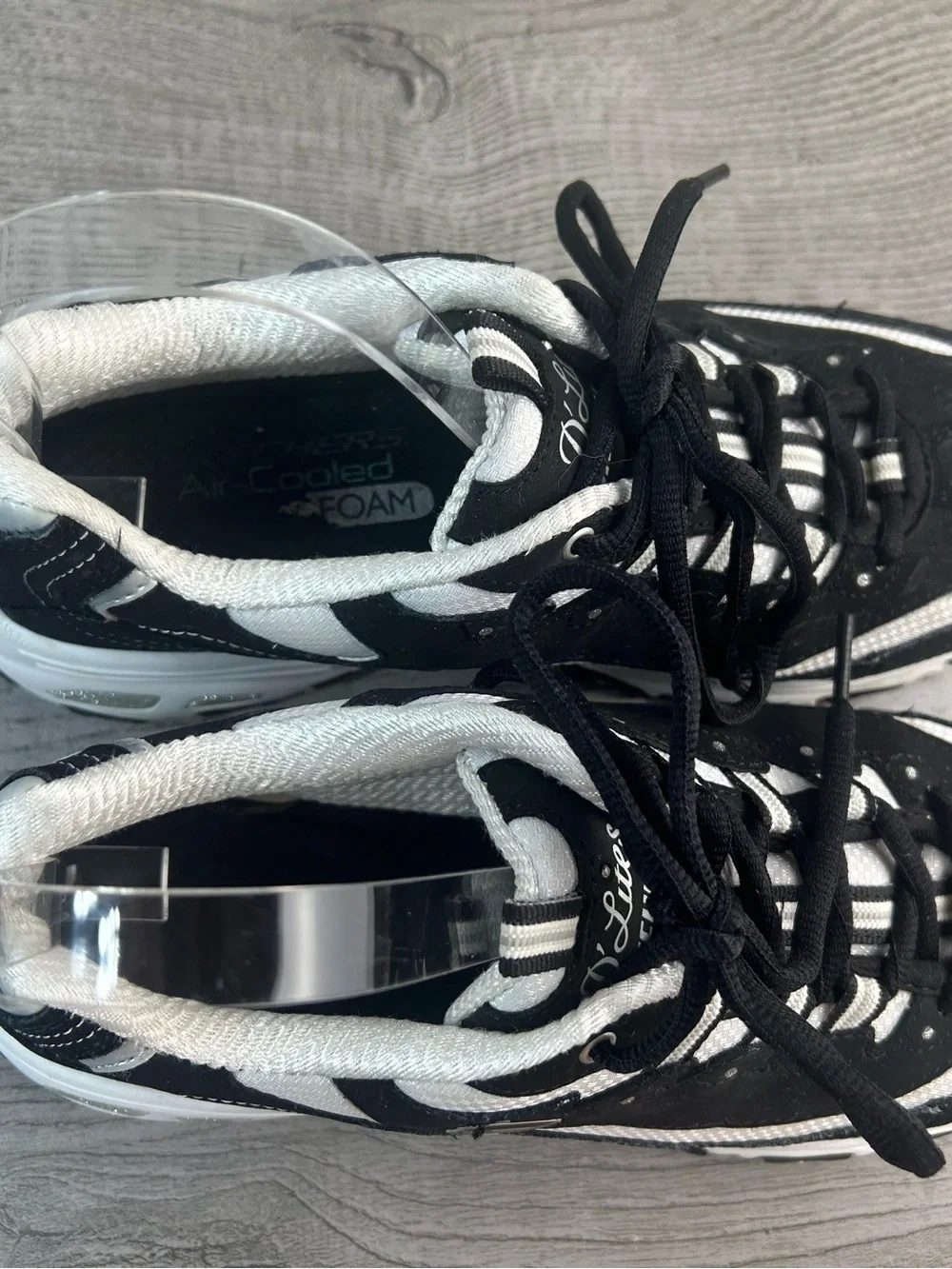 Skechers D’Lites  Women’s Black and White Athletic Sneakers Shoes Comfort Size 9